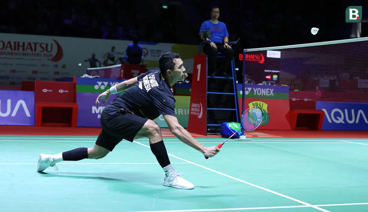 <p>Tunggal putra Indonesia, Jonatan Christie mengembalikan bola ke arah lawannya, wakil China, Lu Guang Zu pada laga babak 32 besar Indonesia Masters 2024 di Istora Senayan, Jakarta, Rabu (24/1/2024). Jonatan Christie kalah rubber game 21-19, 19-21 dan 19-21. (Bola.com/M Iqbal Ichsan)</p>