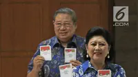 Presiden ke-6 RI Susilo Bambang Yudhoyono dan ibu Ani menunjukkan surat suara sebelum mencoblos pada Pilkada Serentak 2018 di TPS 06 Nagrak, Bogor, Rabu (27/6). SBY menggunakan hak pilih untuk Pilgub Jabar dan Pilbup Bogor. (Liputan6.com/Herman Zakharia)