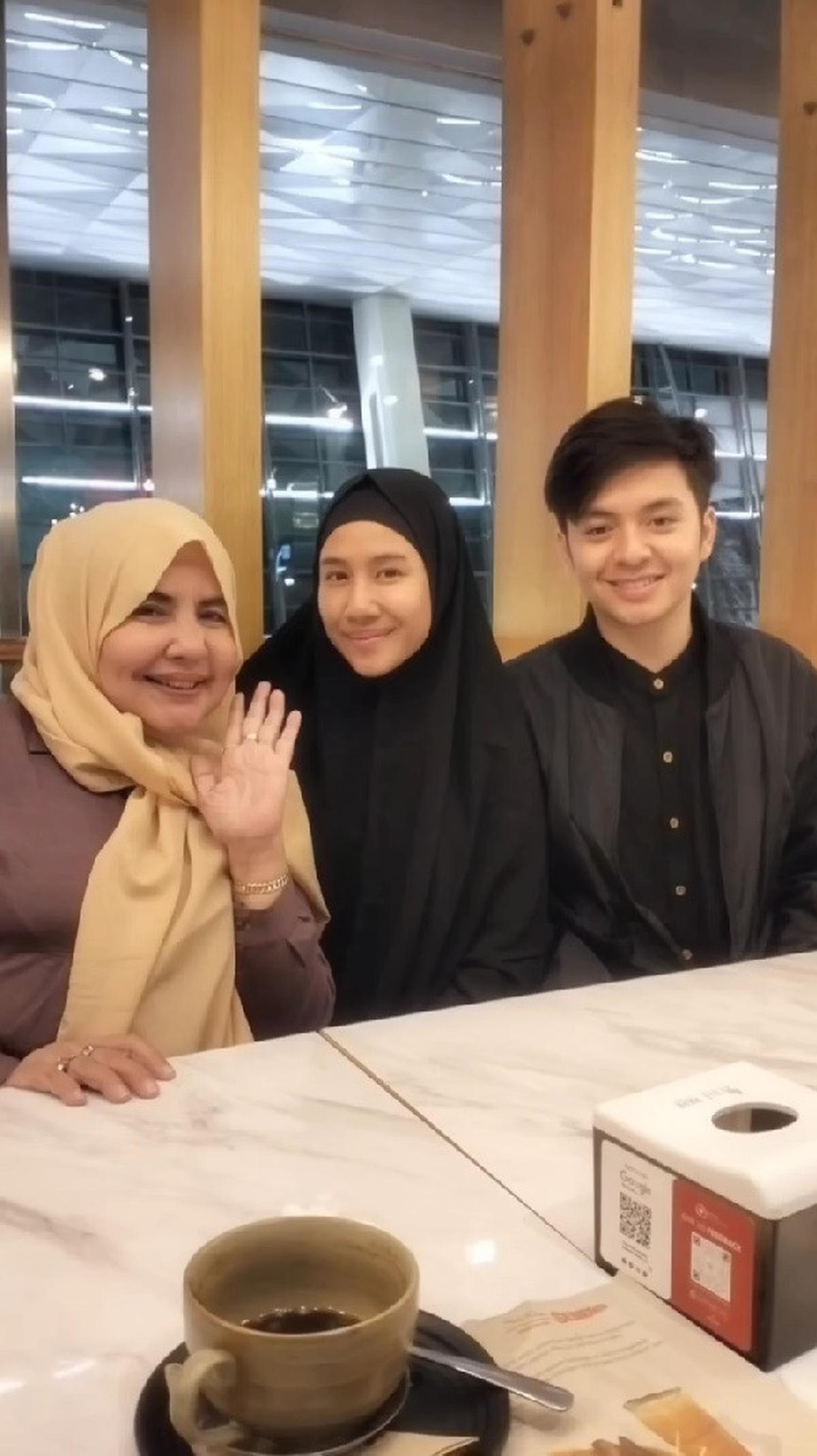 4 Potret Shenina Cinnamon Jalani Umrah Perdana Bersama Suami, Pakai Busana Syar'i Dan Tampil Tanpa Makeup