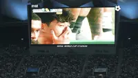 Pemain Tottenham Hotspur, Son Heung-min tampak tak mampu membendung air matanya dilihat dari layar stadion dalam laga persahabatan pramusim melawan Newcastle di Seoul World Cup Stadium, Seoul, Korea Selatan, Minggu (03/08/2025) waktu setempat. (AP Photo/Ahn Young-joon)