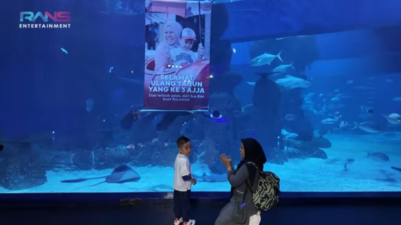 Hadiah Istimewa Sus Rini Untuk Rayyanza, Baju Renang, Tumpeng Mini, Hingga Ucapan Ulang Tahun Dalam Akuarium