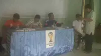  Dijaga Anak Muda, Panitia TPS Ini Gunakan Seragam Bola