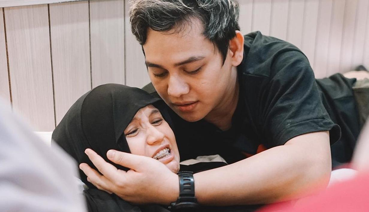 Menahan rasa sakit yang luar biasa, Arsyadan Qisthi setia mendampingi sang istri. Salut dengan perjuangan Asri, ucapan selamat dan doa ramai dibubuhkan netizen di kolom komentar sahabat Dinda Hauw ini. Meski hanya mendampingi, namun perasaaan deg-degan dan khawatir pastinya menyelimuti kakak Dinda Hauw ini terlihat ekspresi wajahnya ketika mendampingi saat persalinan. (Liputan6.com/IG/@asrikasura)