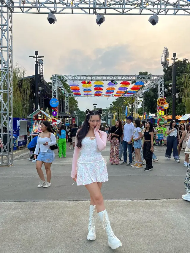 10 Inspirasi Soft Girl Outfit ala Artis, dari Jennie BLACKPINK, Wonyoung IVE,  hingga Beby Tsabina