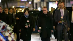 Presiden AS Barack Obama, Presiden Prancis Francois Hollande dan Walikota Paris Anne Hildago menaruh bunga tanda bela sungkawa di salah satu lokasi serangan berdarah Paris di gedung konser Bataclan, Prancis, Minggu (30/11). (REUTERS/ Philippe Wojazer)