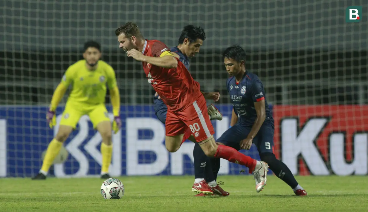 Pemain PSM Makassar, Wiljan Pluim, terjatuh saat berebut bola dengan pemain Arema FC, Hanif Sjahbandi, pada laga BRI Liga 1 di Stadion Pakansari, Bogor, Minggu (5/9/2021). Kedua tim bermain imbang 1-1. (Foto: Bola.com/M Iqbal Ichsan)