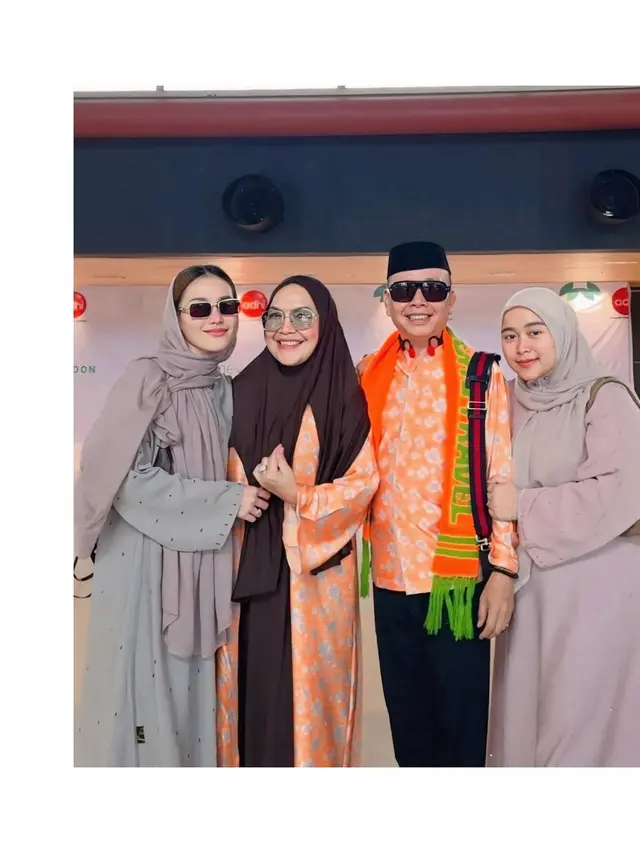 Model Gamis Ayu Ting Ting saat Antar Orang Tua Berangkat Umroh, Simpel Cocok untuk Sehari-hari