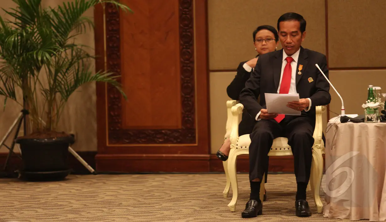 Presiden Joko Widodo memberikan pernyataan saat pertemuan dengan delegasi Organisasi Konferensi Islam (OKI) saat KAA ke-60 di Jakarta, Rabu (22/4/2015). Jokowi mengusulkan pembentukan gugus tugas negara-negara Islam. (Liputan6.com/Herman Zakharia)