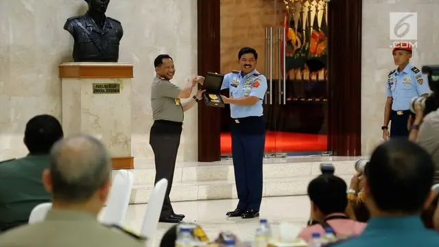 Panglima TNI Marsekal TNI Hadi Tjahjanto bertemu Kapolri Jenderal Pol. Tito Karnavian di Markas Besar TNI Cilangkap.