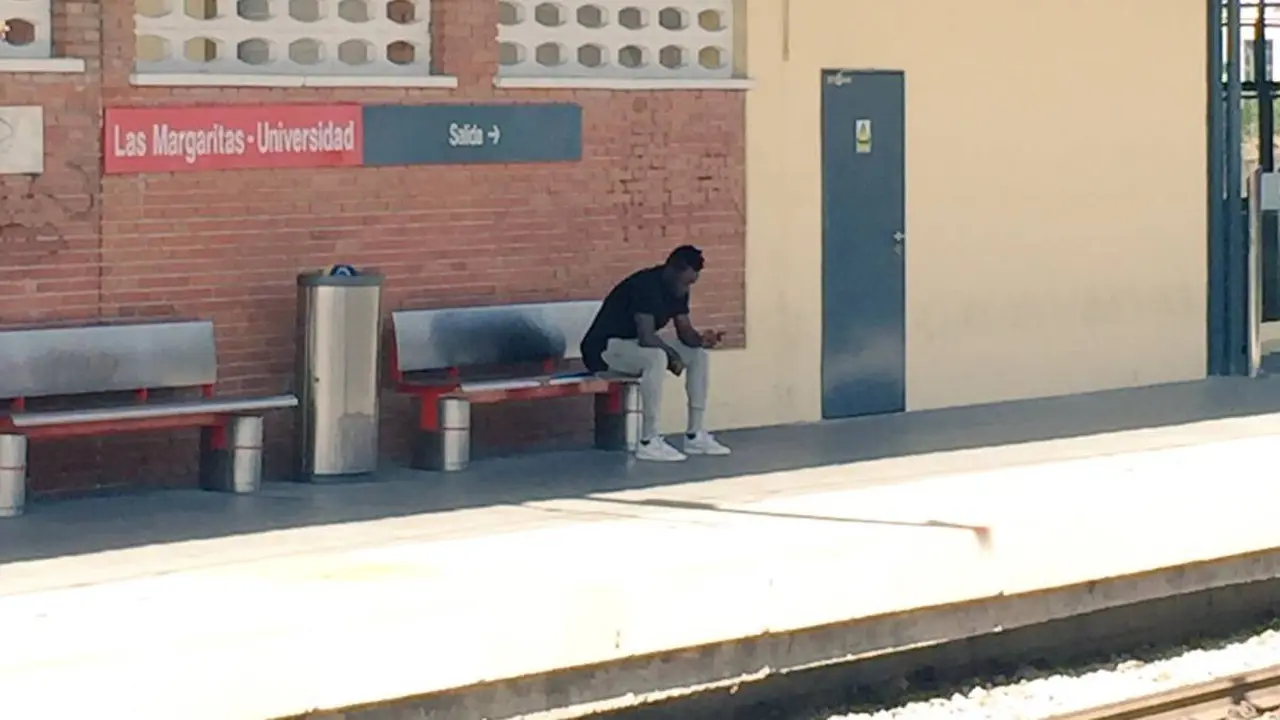 Djene Dakonam Ortega, pemain Getafe yang masih naik kereta ke lokasi latihan