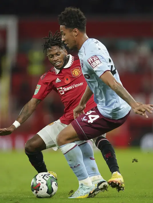 Gelandang Manchester United, Fred berusaha merebut bola dari pemain Aston Villa, Boubacar Kamara pada pertandingan putaran ketiga Piala Liga Inggris 2022 di Stadion Old Traffodr, Manchester, Inggris, Jumat (11/11/2022). MU menang atas Aston Villa dengan skor 4-2. (AP Photo/Dave Thompson)
