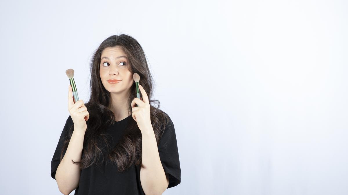 Takut Salah Warna? Ini Tips Memilih Shade Foundation Saat Belanja Online
