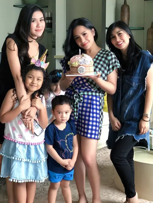 Selain itu, baik Nisya dan Nanasnya sendiri juga terlihat begitu menyayangi kakak iparnya tersebut. Terlihat saat Gigi ulang tahun beberapa waktu lalu, kejutan diberikan untuk Gigi di hari bahagianya. (Instagram/nissyaa)