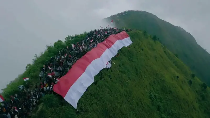 Saat Bendera Merah Putih Raksasa Berkibar di Puncak Gunung Andong