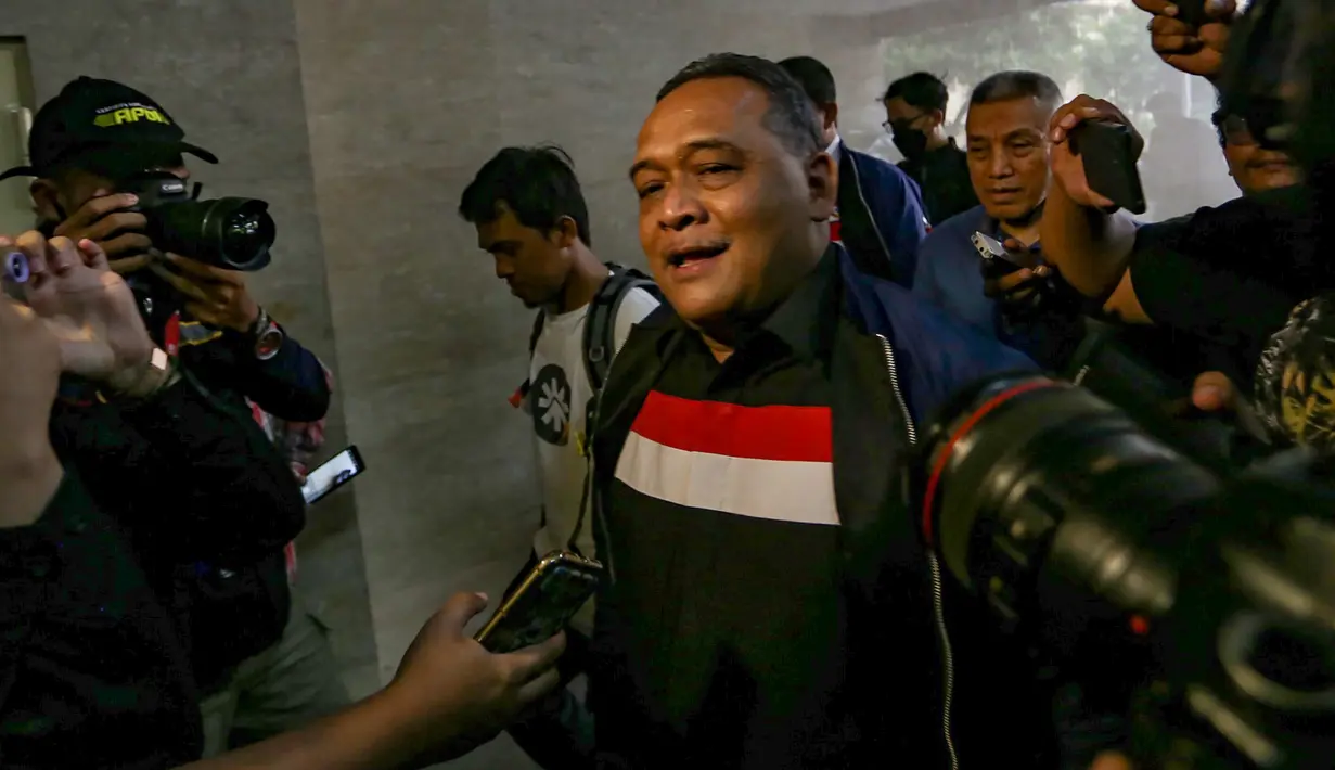 Kepala BP2MI, Benny Rhamdani memenuhi panggilan Bareskrim Polri untuk memberikan klarifikasi penyebutan inisial T sebagai pengendali utama judi online di Indonesia. (merdeka.com/Arie Basuki)