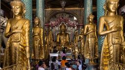 Hari Ulang Tahun Buddha, yang sering disebut Hari Waisak atau Buddha Purnima, diperingati oleh umat Buddha di seluruh dunia. (Sai Aung MAIN/AFP)