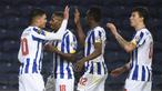 Para pemain FC Porto merayakan gol kedua yang dicetak gelandang Evanilson Barbosa (kiri) ke gawang Rio Ave dalam laga lanjutan Liga Portugal 2020/21 di Dragao Stadium, Porto, Senin (1/2/20201). FC Porto menang 2-0 atas Rio Ave. (AFP/Miguel Riopa)