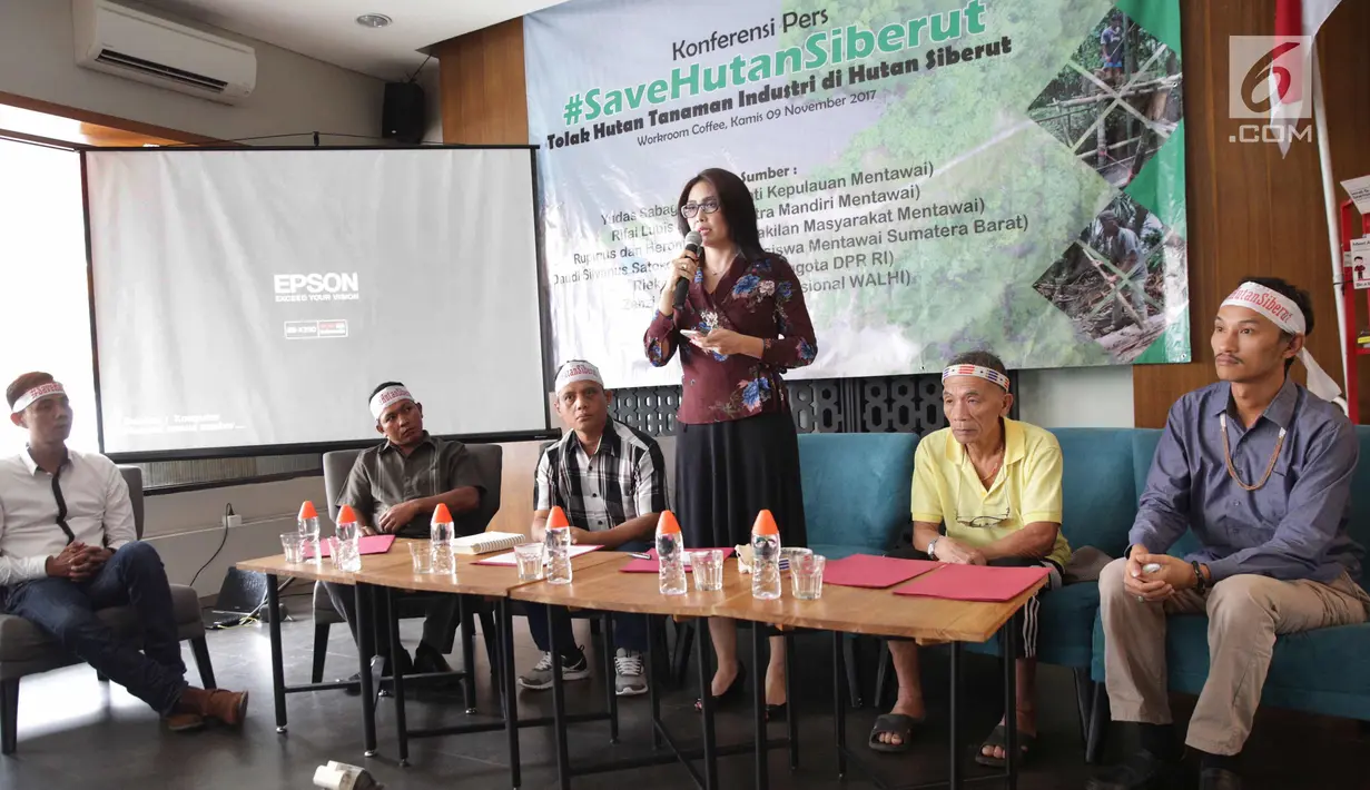 Anggota DPR RI dari Fraksi PDIP, Rieke Diah Pitaloka memberikan paparan saat hadir dalam pernyataan bersama menolak hutan tanaman industri (HTI) Pulau Siberut Mentawai di Jakarta, Kamis (9/11). (Liputan6.com/Faizal Fanani)