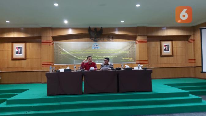 Dalam sebuah kesempatan, Kepala BKKBN Hasto Wardoyo meluruskan sebuah mitos yang menyebut menstruasi adalah darah kotor. Menstruasi terjadi karena mengelupasnya rahim, yang menyebabkannya berdarah. Namun, tidak lantas disebut darah kotor (Liputan6.com/Aditya Eka Prawira)