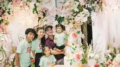 Di ulang tahunnya ini, Sarwendah beserta ketiga anaknya tampil kompakan memakai kaos putih. Berbeda dengan Ruben yang memakai baju warna lain. (instagram.com/ruben_onsu)