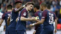 Para pemain PSG merayakan gol Thomas Meunier (tengah) saat melawan FC Metz pada lanjutan Ligue 1 Prancis di Parc des Princes Stadium, Paris (10/3/2018). PSG menang telak 5-0. (AP/Thibault Camus)