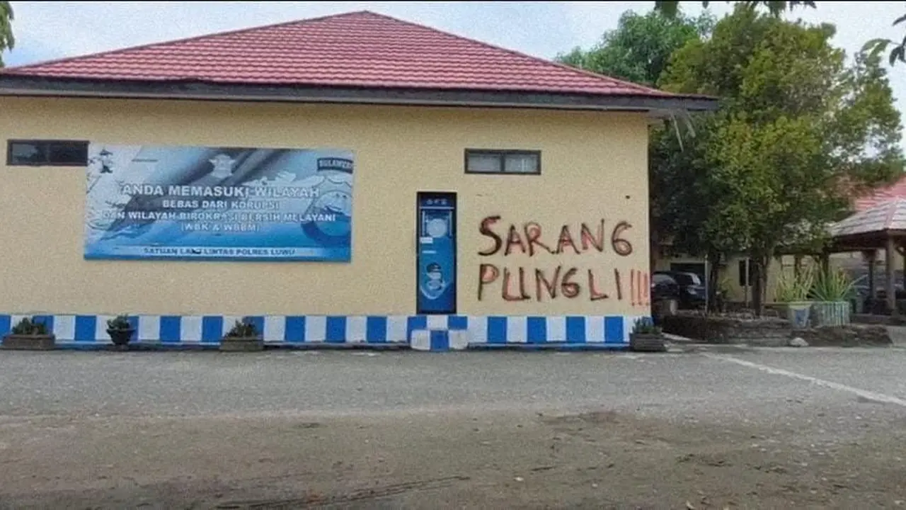 Aksi Vandalisme anggota polisi aktif di Markas Polres Luwu (Liputan6.com/Istimewa)