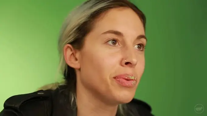 [Bintang] Cewek-cewek Ini Pakai Wasabi Buat Bikin Bibir Seksi, Berhasilkah?