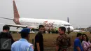 Petugas saat akan mengevakuasi pesawat yang tergelincir di Bandara Adisucipto di Yogyakarta, Jumat (6/11/2015). Tidak ada korban jiwa dalam peristiwa ini. (Boy Harjanto)