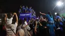 Skuad Persib Bandung menggunakan bus Bandros meninggalkan Gedung Sate, Kota Bandung, Sabtu (1/6/2024) petang usai acara perayaan gelar juara BRI Liga 1 2023/2024 bersama para bobotoh. (Bola.com/M Iqbal Ichsan)