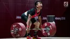 Lifter Indonesia, Deni saat berlaga pada Asian Games 2018 di JIExpo, Jakarta, Rabu (22/8). Deni meraih hasil positif pada cabang olahraga angkat besi Grup B kelas 69 Kg putra Asian Games 2018. (Bola.com/Vitalis Yogi Trisna)