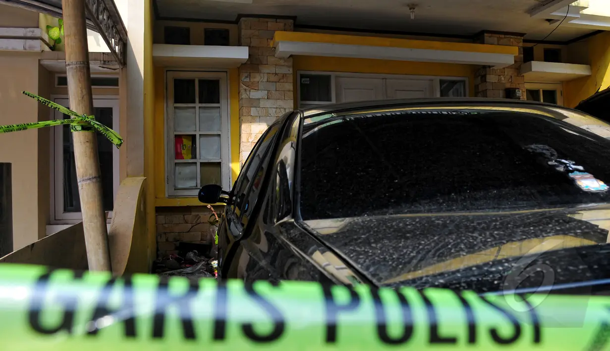 Garis polisi terpasang di depan rumah orangtua yang diduga menelantarkan lima anaknya di Perumahan Citra Gran, Cibubur, Jawa Barat, Jumat (15/5). Kondisi rumah yang dari luar terlihat mewah itu sangat memprihatinkan. (Liputan6.com/Yoppy Renato)