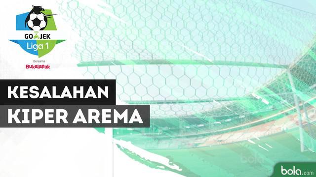 Kiper Arema FC, Kurniawan Kartika Ajie nyaris melakukan kesalahan yang mengakibatkan gawangnya kebobolan.