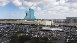 Pemandang udara dari sebuah pesawat tak berawak menunjukkan Hard Rock Hotel terlihat saat sedang dibangun di Hollywood, Florida (24/5/2019). Properti dari hotel ini pun senilai dengan 1,5 miliar dollar Amerika Serikat. (AFP Photo/Joe Raedle)