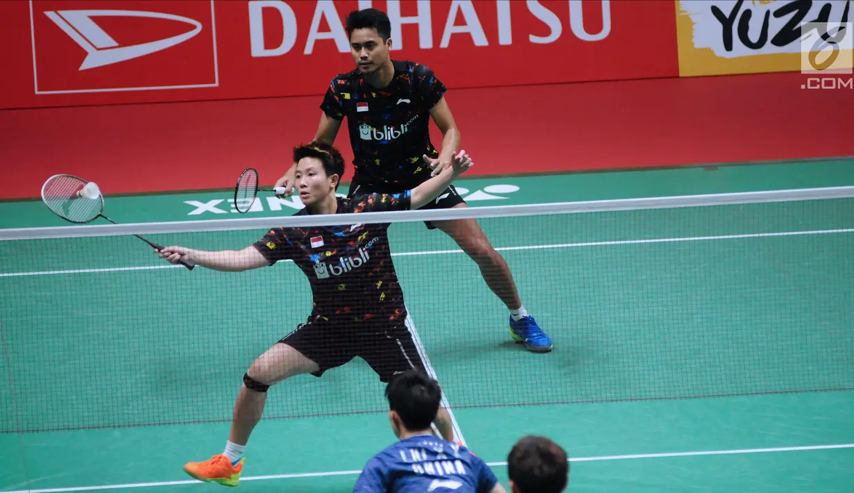 Ganda campuran Indonesia, Tontowi Ahmad/Liliyana Natsir saat melawan Zhang Nan/ LIU Xuanxuan (China) di perempat final Indonesia Masters 2018 di Istora Senayan, Jumat (26/1). Tontowi/Liliyana unggul 21-18 21-19. (Liputan6.com/Helmi Fithriansyah)