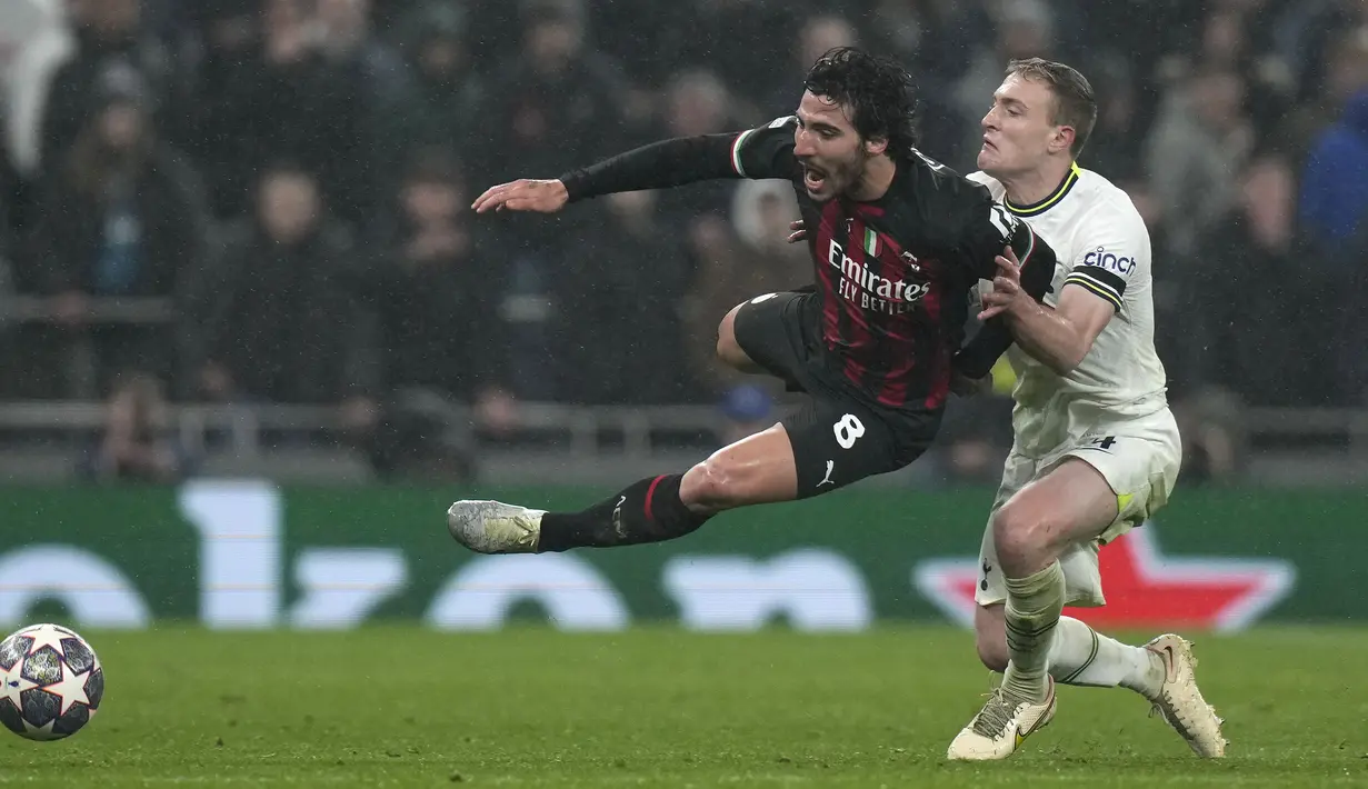 Pemain AC Milan, Sandro Tonali (kiri) berebut bola dengan pemain Tottenham Hotspur, Oliver Skipp pada laga leg kedua 16 besar Liga Champions 2022/2023 yang berlangsung di Tottenham Hotspur Stadium, London, Kamis (09/03/2023) WIB. Rossoneri berhasil melaju ke babak perempat final setelah unggul dengan agregat 1-0. (AP Photo/Alastair Grant)