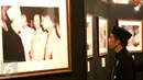 Presiden Joko Widodo (Jokowi) mengamati gambar pada pameran foto dalam rangka peringatan Konferensi Asia Afrika (KAA) ke-62 di Istana Negara, Jakarta, Selasa (18/4). Pameran foto itu berisi kegiatan KAA 62 tahun yang lalu. (Liputan6.com/Angga Yuniar)
