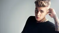 Justin Bieber tampil tanpa sehelai benang pun saat pemotretan majalah fashion edisi terbaru.