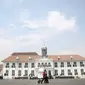 Warga melintas dikawasan Kota Tua, Jakarta, Rabu (20/4). Pemilihan daerah kota tua di atas 50 nominasi Icons Situs Warisan Dunia oleh UNESCO membuat Kota Tua akan direvitalisasi.(Liputan6.com/Faizal Fanani)