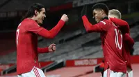 Marcus Rashford merayakan gol bersama Edinson Cavani dalam duel babak kelima Piala FA antara Manchester United versus Liverpool di Old Trafford, Senin (25/1/2021). (AFP/Martin Rickett)