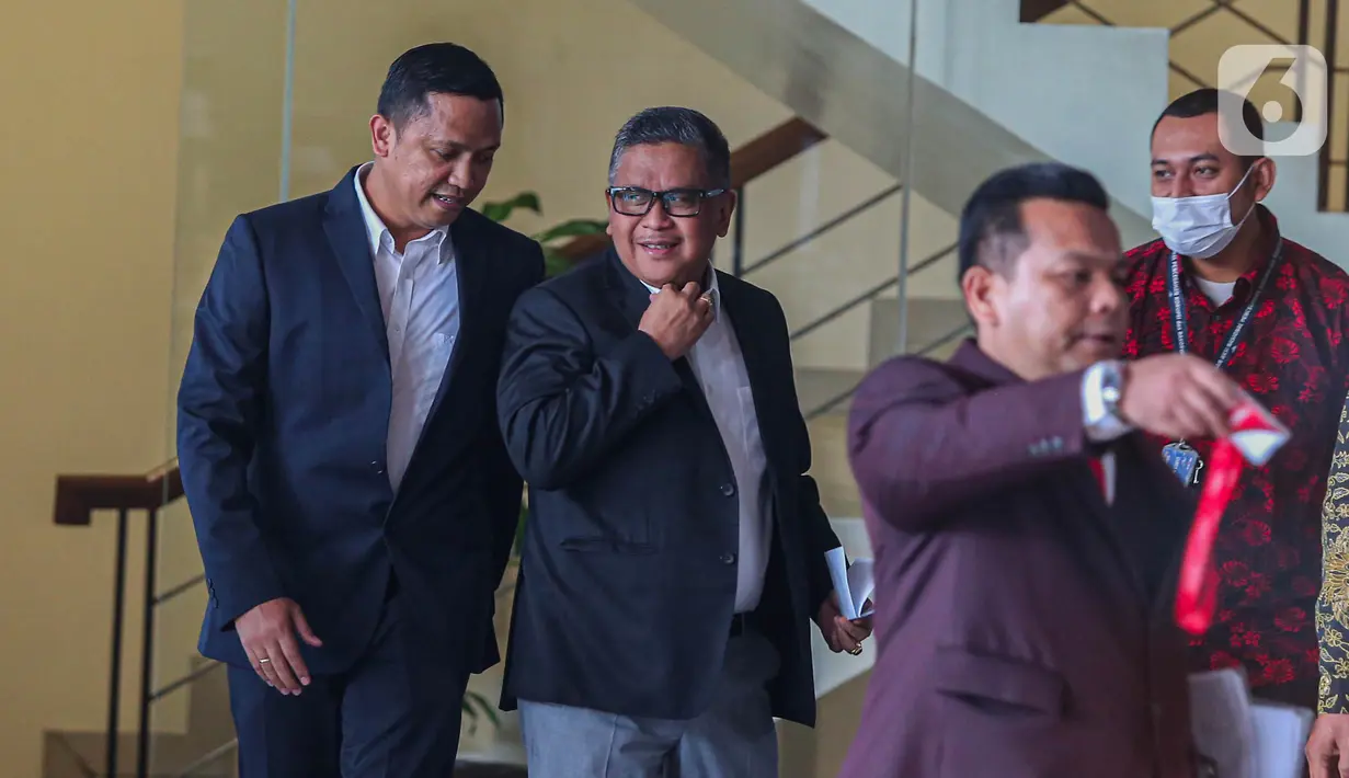 Hasto Kristiyanto diperiksa sebagai saksi dalam kasus dugaan suap pengadaan dan pemeliharaan jalur kereta di Direktorat Jenderal Perkeretaapian Kementerian Perhubungan. (Liputan6.com/Angga Yuniar)