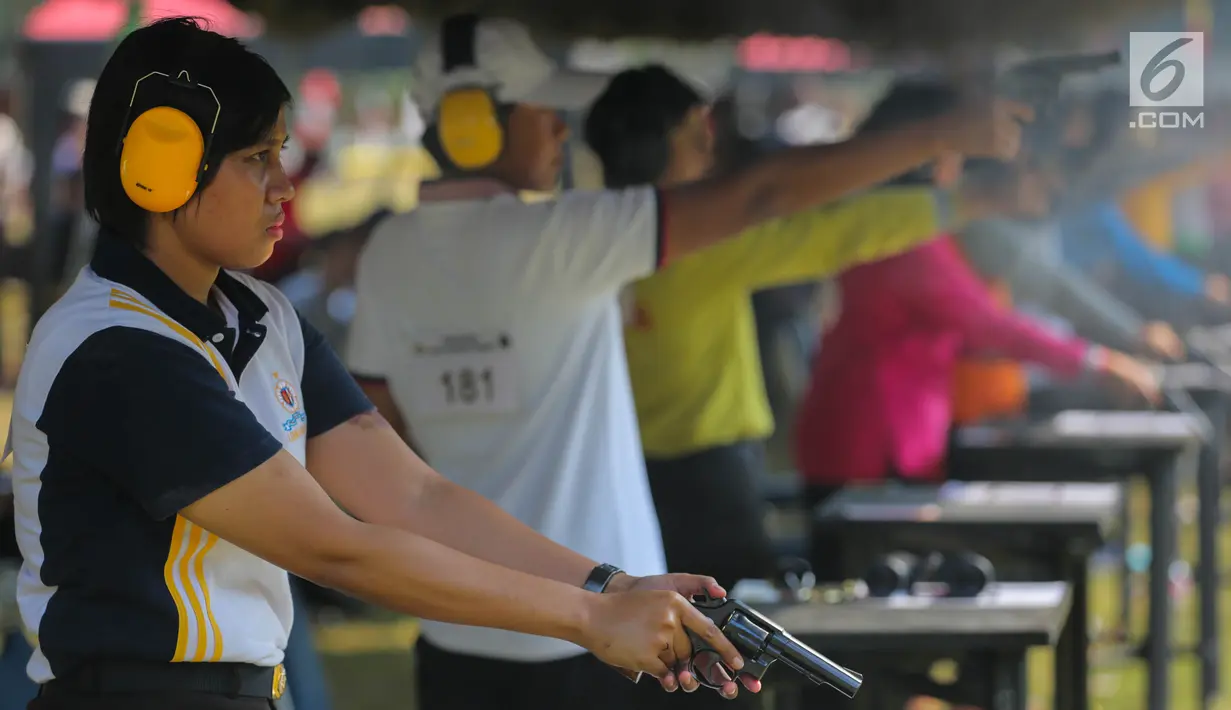 Puluhan polwan mengikuti kejuaran menembak Polwan Cup tahun 2017 di Lapangan tembak Brimob, Kelapa Dua, Depok, Senin (4/9). Kejuaran ini digelar dalam rangka hut Polwan ke-69. (Liputan6.com/Faizal Fanani)