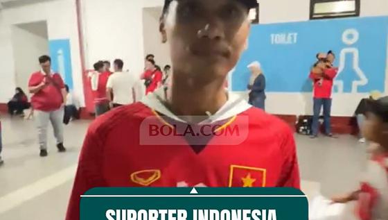 Unik! Suporter Timnas Indonesia memakai jersey Vietnam saat laga lawan Kamboja
