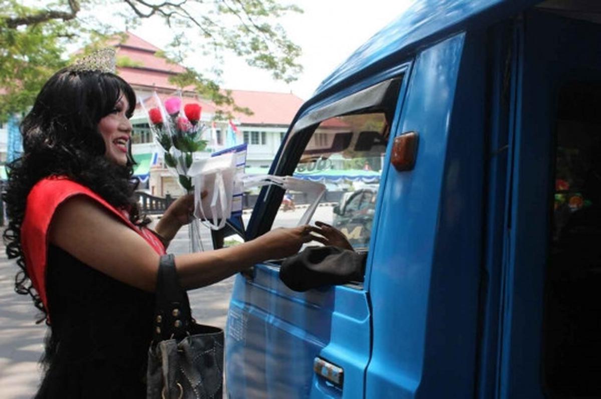 Aksi centil waria di Malang bagi-bagi kondom saat Hari AIDS Sedunia