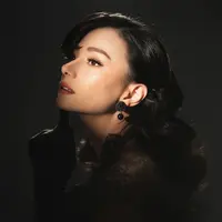 Di area mata, Rama Jee memulas eyehadow gold glitter, soft winged liner dan bulu mata palsu. Complexion yang flawless diselesaikan dengan bronzer yang natural [@riomotret]