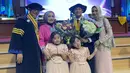 Melansir dari instagram UNPAD, Deddy Mizwar lulus saat usianya 68 tahun 4 bulan 12 hari.Ia pun dinobatkan sebagai Wisudawan Tertua. Sedangkan putranya merasa terharu dengan kegigihan sang ayah hingga akhirnya wisuda bersamaan. [Instagram/deddy_mizwar]