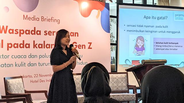 Dokter spesialis dermatologi dan venereologi Klinik Pramudia Amelia Soebyanto soal serangan gatal pada Gen Z