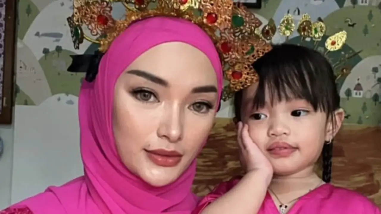 zaskia dan Anaknya Kompak Memakai Baju Adat Bodo (Sumber : Instagram/@zaskia_gotix)