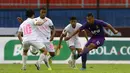 Pemain Persik Kediri, Renan Da Silva (kanan), melewati hadangan Persikabo 1973, Ryosuke Nagasawa (kiri), Manahati Lestusen, dan Syahrul Mustofa, dalam lanjutan pertandingan babak penyisihan Grup D Piala Presiden 2022 di Stadion Kanjuruhan, Malang, Jawa Timur, Minggu (12/6/2022). (Bola.com/Arief Bagus)