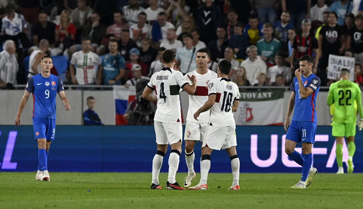 Striker Timnas Portugal, Cristiano Ronaldo dkk merayakan kemenangan 1-0 atas Slovakia setelah berakhirnya laga Grup J kualifikasi Euro 2024 di National Football Stadium, Bratislava, Slovakia, Sabtu (9/9/2023) dini hari WIB. (AFP/Vladimir Simicek)