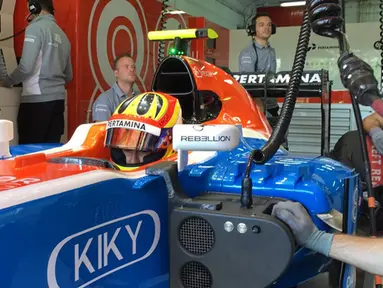 Pebalap Manor Racing asal Indonesia, Rio Haryanto, berada di posisi ke-22 latihan bebas ketiga F1 GP Spanyol di Sirkuit Catalunya, Spanyol, Sabtu (14/5/2016). (Bola.com/Twitter/Manorracing)